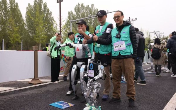顺发配资 “参赛即胜利、完赛即英雄”，20支队伍挑战首个人形机器人半马